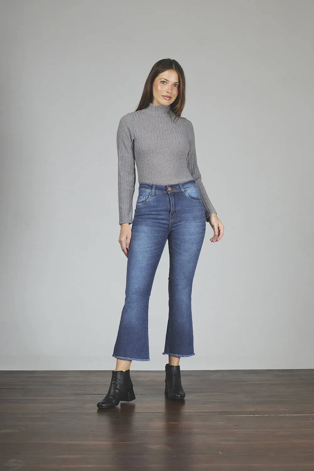 ART. 153 | CROP SEMI OXFORD STONE CON TAJO EN BOTA ELASTIZADO