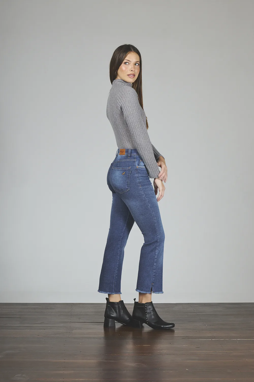 Alternative view of ART. 153 | CROP SEMI OXFORD STONE CON TAJO EN BOTA ELASTIZADO