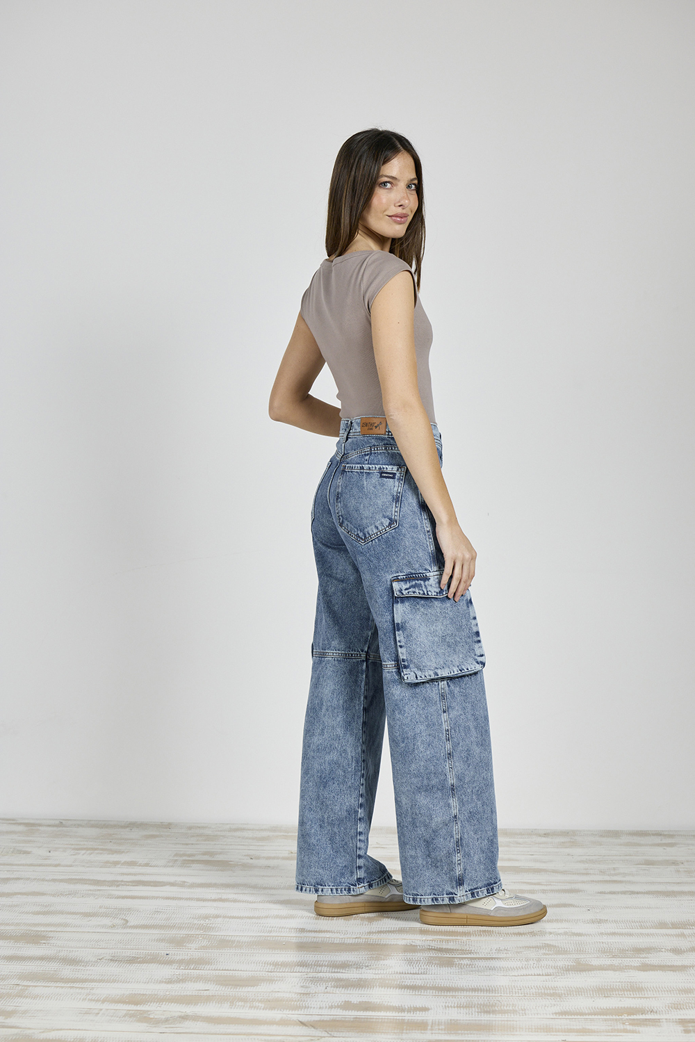 Alternative view of ART. 225 | WIDE LEG CARGO NEVADO CON RECORTE RÍGIDO