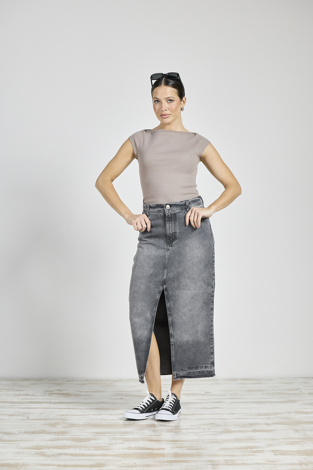 ART. 250 | FALDA GRIS CON ABERTURA ADELANTE RUEDO DESCOCIDO RÍGIDO