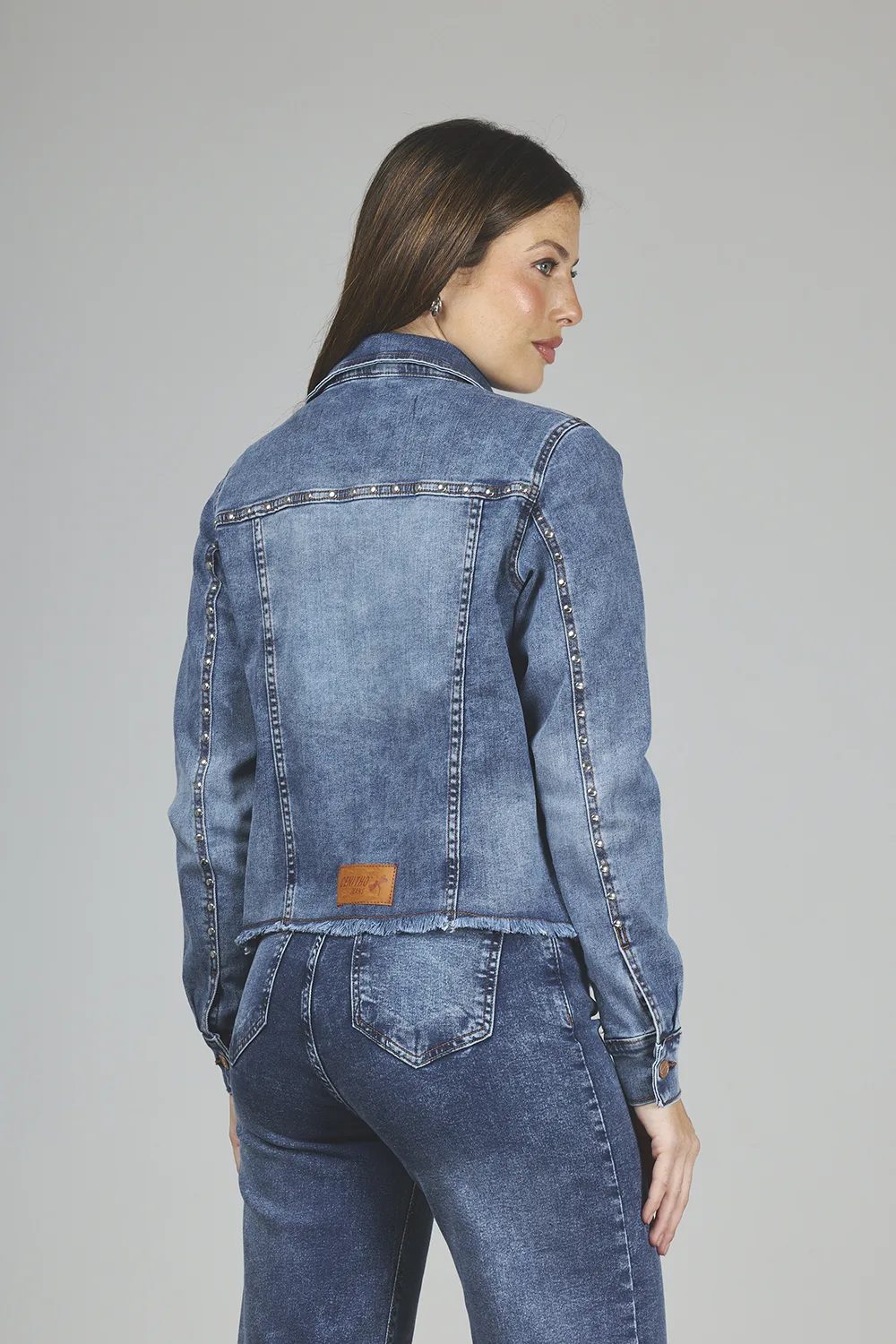 Alternative view of ART. 251 | CAMPERA CON ROTURA Y TACHA DEFLECADO ELASTIZADO