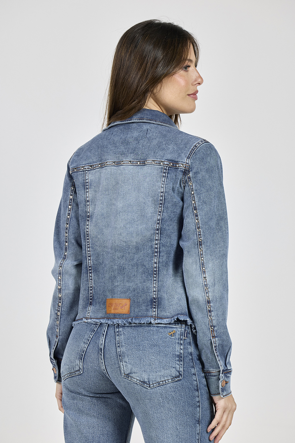 Alternative view of ART. 251 | CAMPERA CON ROTURA Y TACHA DEFLECADO ELASTIZADO