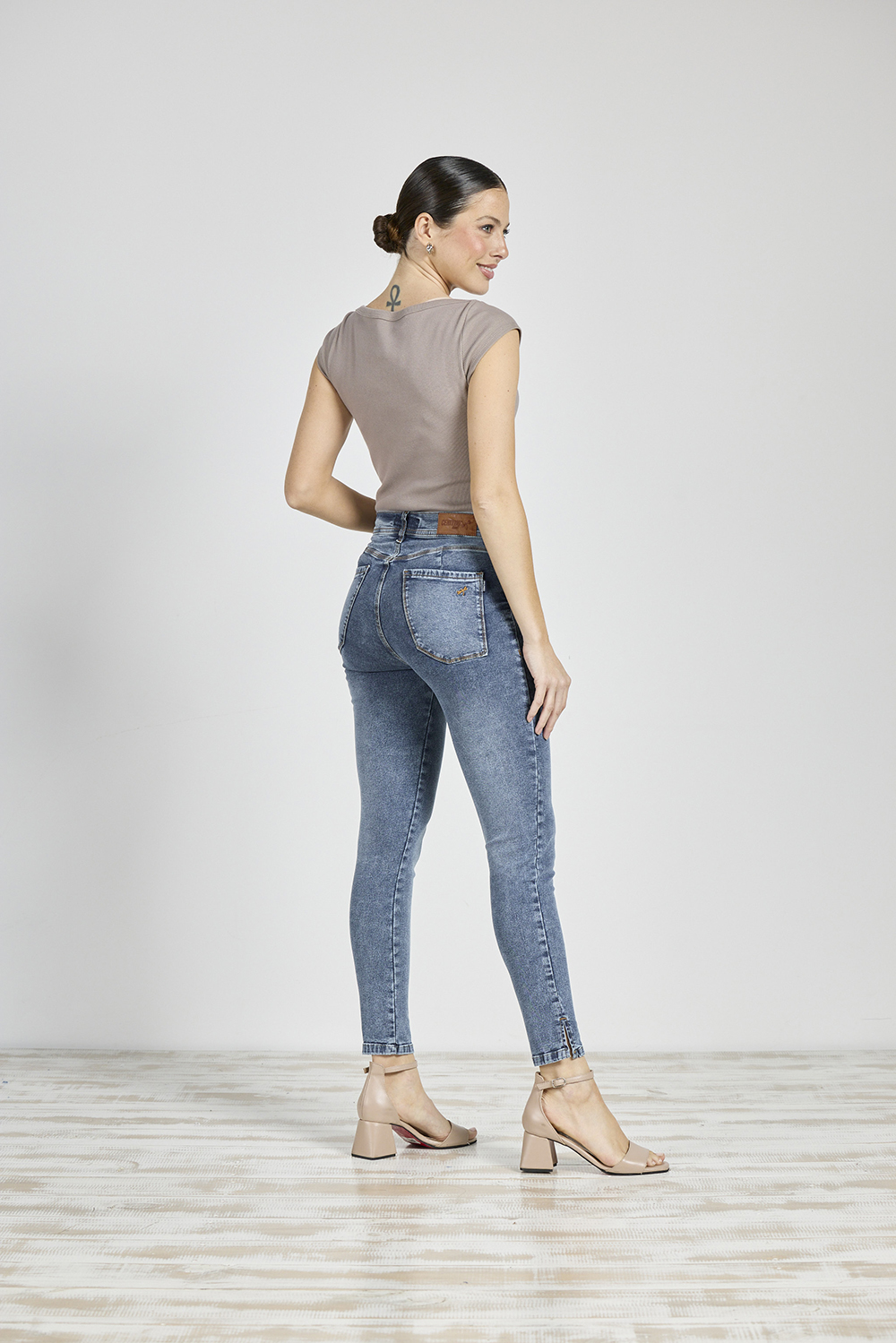 Alternative view of ART. 255 | TRAPEADO CON PEQUEÑA ROTURA TAJO EN BOTA ELASTIZADO