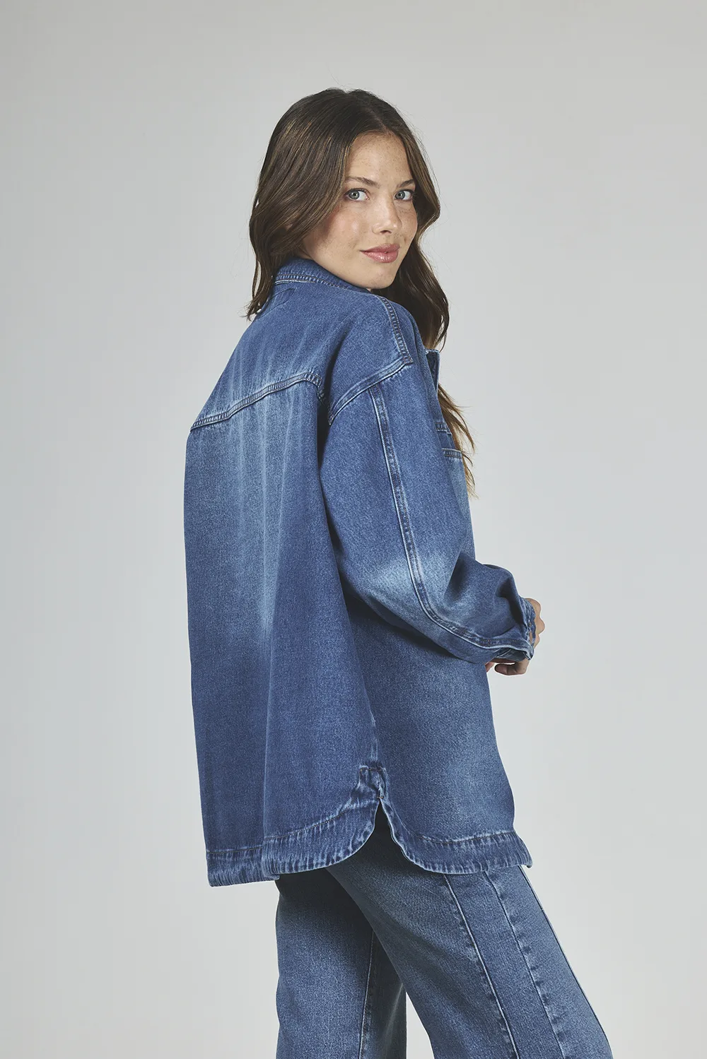 Alternative view of ART. 288 | CAMISACO OVERSIZE DE JEANS AZUL RÍGIDO