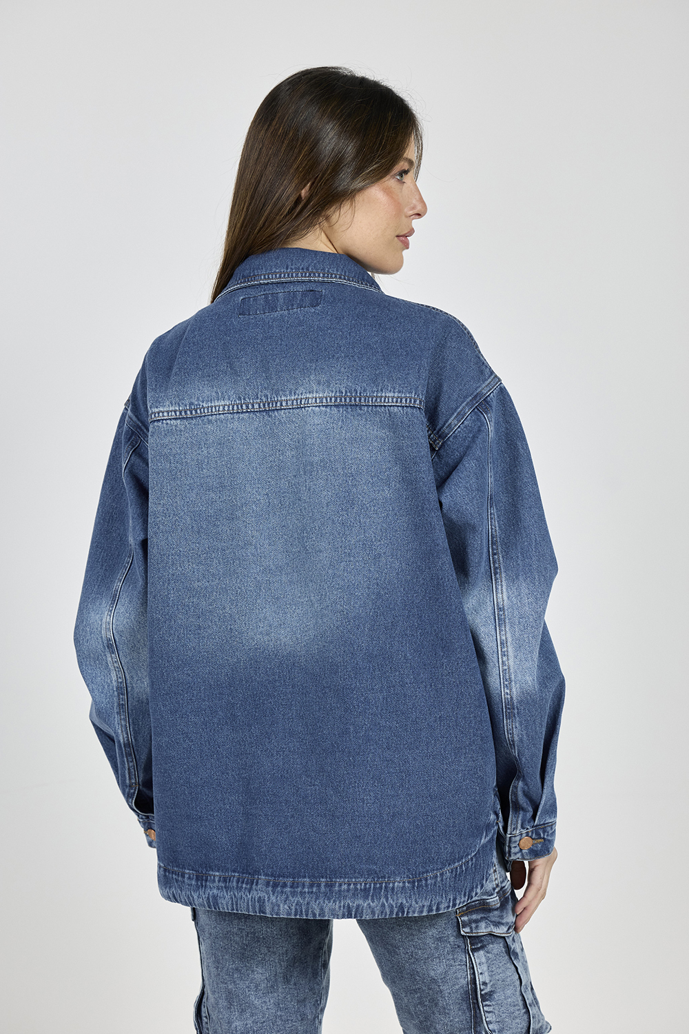 Alternative view of ART. 288 | CAMISACO OVERSIZE DE JEANS AZUL RÍGIDO