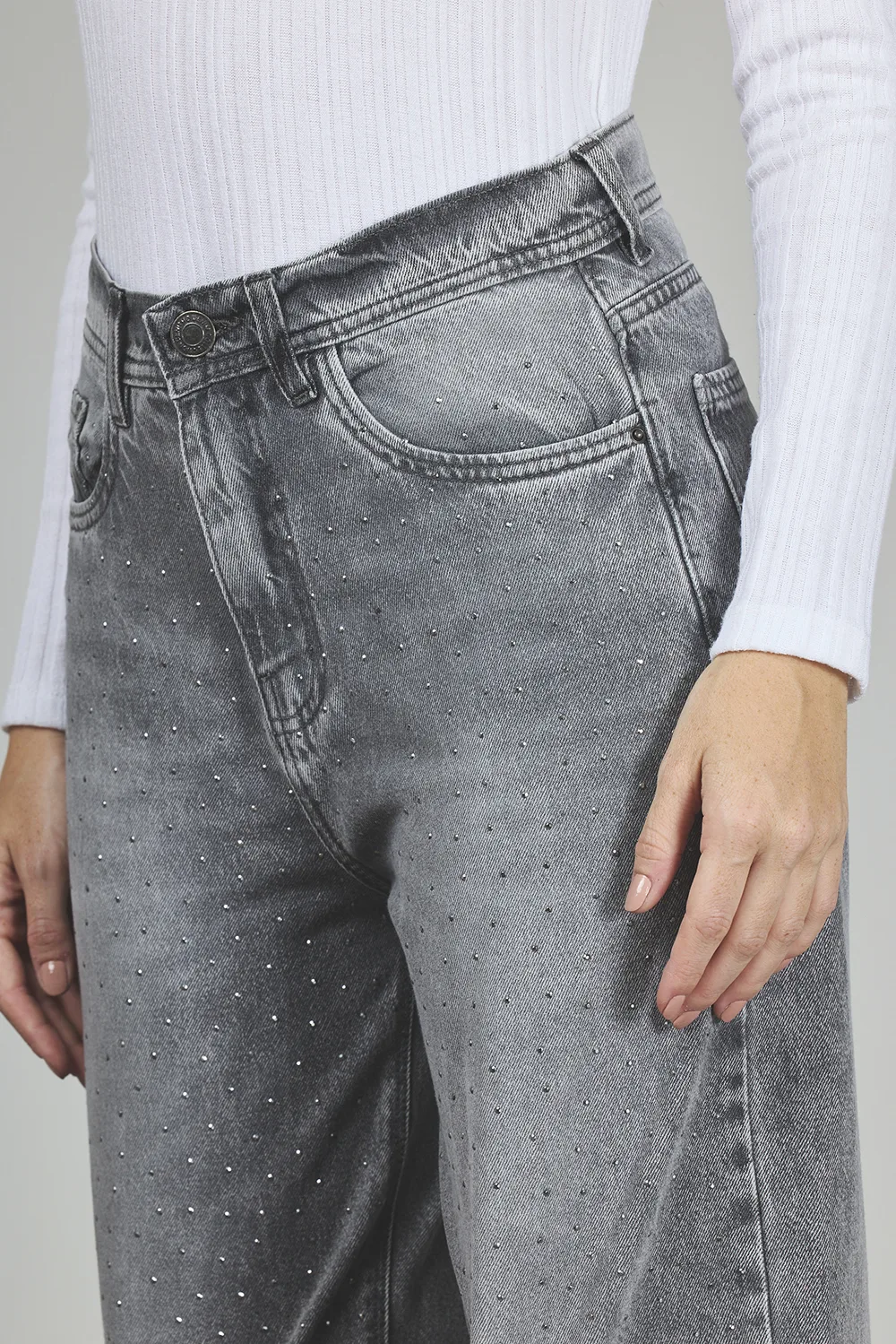 ART. 295 | WIDE LEG GRIS CON STRASS RÍGIDO - Imagen 3