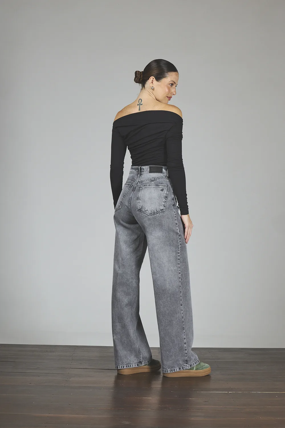 ART. 322 | WIDE LEG GRIS CLÁSICO BOLSILLO PULIDO RÍGIDO - Imagen 3