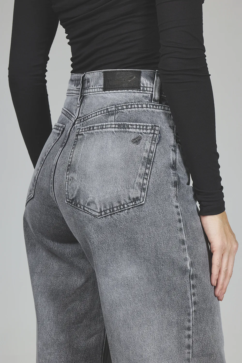 ART. 322 | WIDE LEG GRIS CLÁSICO BOLSILLO PULIDO RÍGIDO - Imagen 5