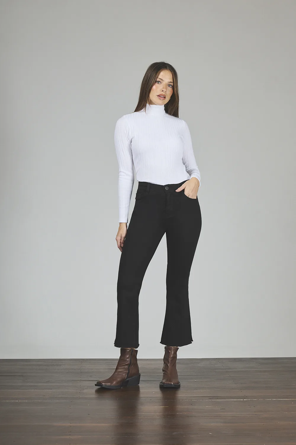 ART. 348 | CROP SEMI OXFORD NEGRO DEFLECADO C/ABERTURA EN BOTA ELASTIZADO