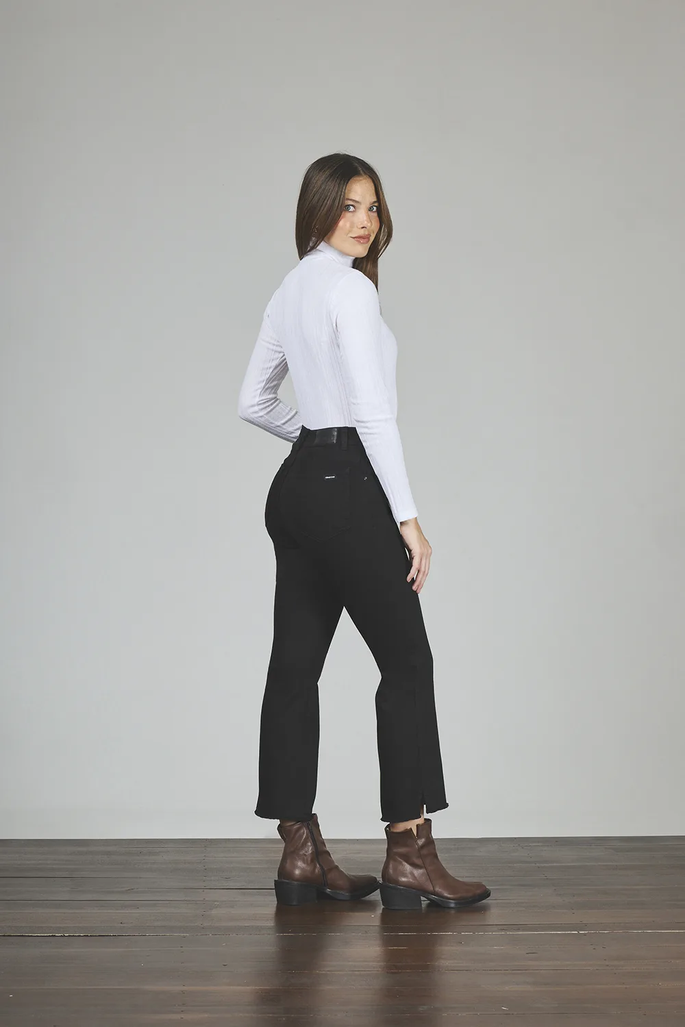 Alternative view of ART. 348 | CROP SEMI OXFORD NEGRO DEFLECADO C/ABERTURA EN BOTA ELASTIZADO