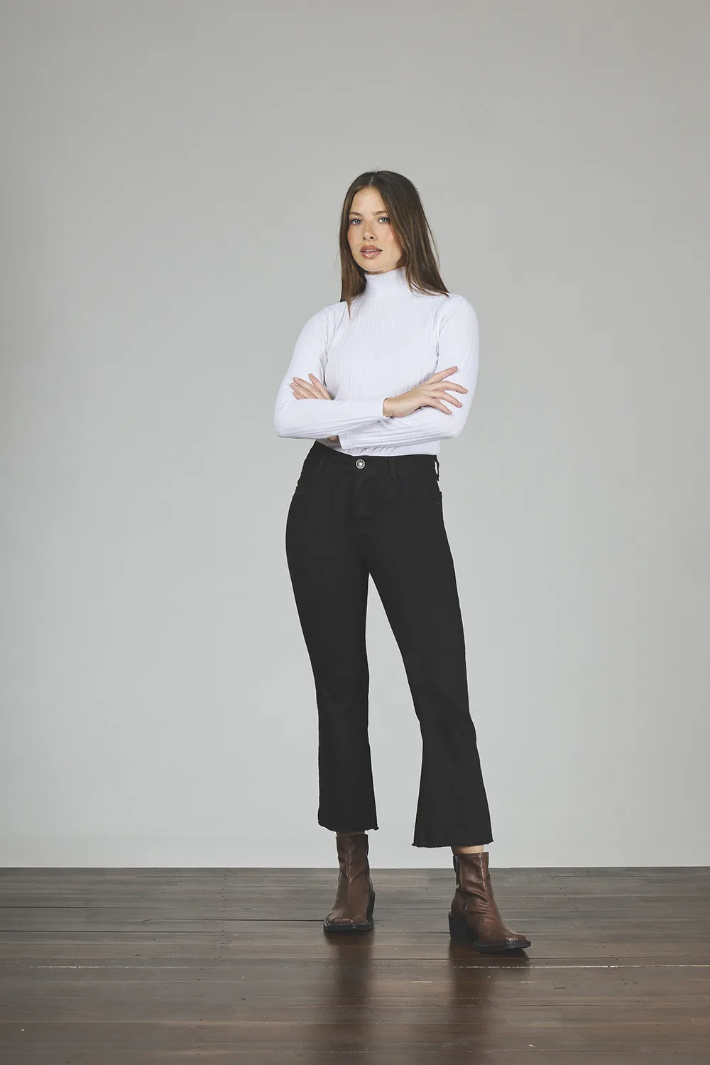 ART. 348 | CROP SEMI OXFORD NEGRO DEFLECADO C/ABERTURA EN BOTA ELASTIZADO - Imagen 4