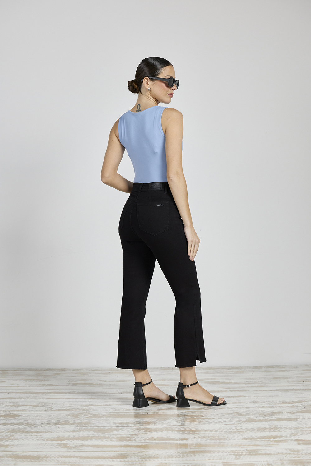 Alternative view of ART. 348 | CROP SEMI OXFORD NEGRO DEFLECADO C/ABERTURA EN BOTA ELASTIZADO