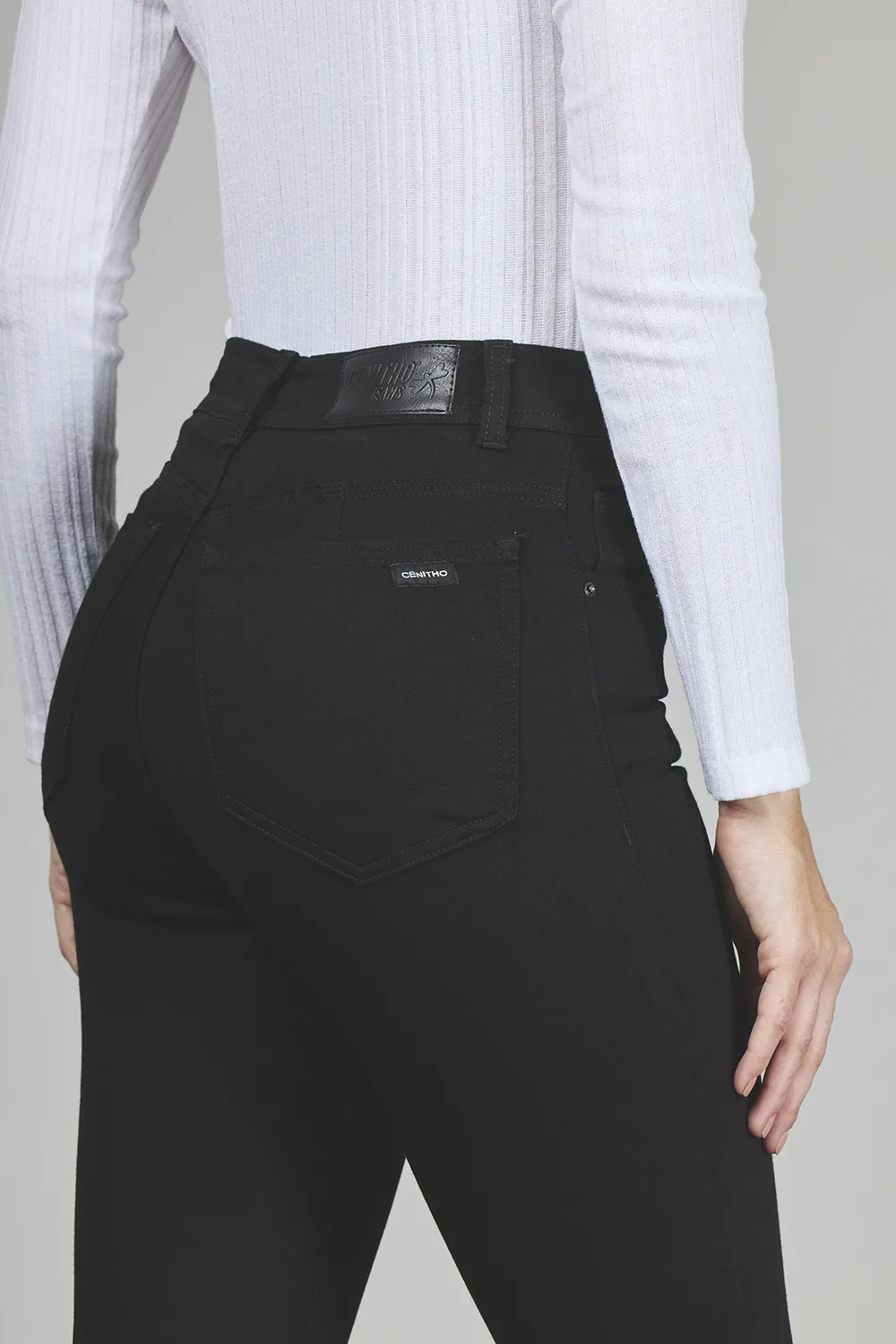 ART. 348 | CROP SEMI OXFORD NEGRO DEFLECADO C/ABERTURA EN BOTA ELASTIZADO - Imagen 5