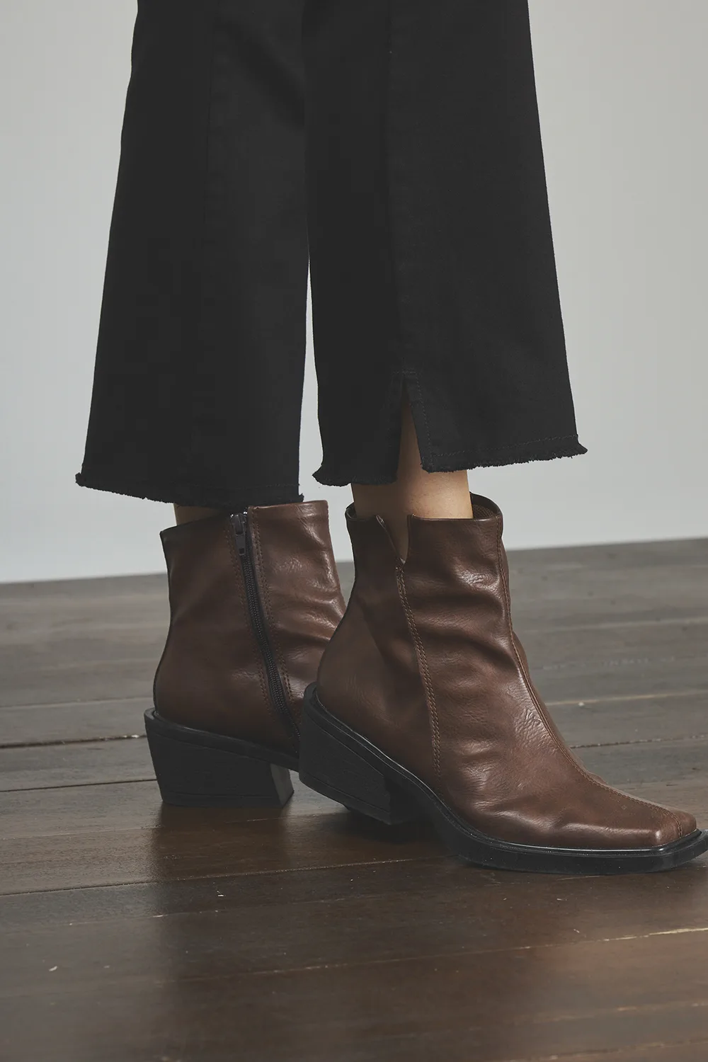 ART. 348 | CROP SEMI OXFORD NEGRO DEFLECADO C/ABERTURA EN BOTA ELASTIZADO - Imagen 6