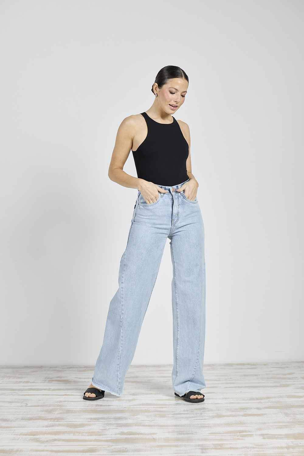 ART. 359 | WIDE LEG CELESTE CON RECORTE DEFLECADO RÍGIDO