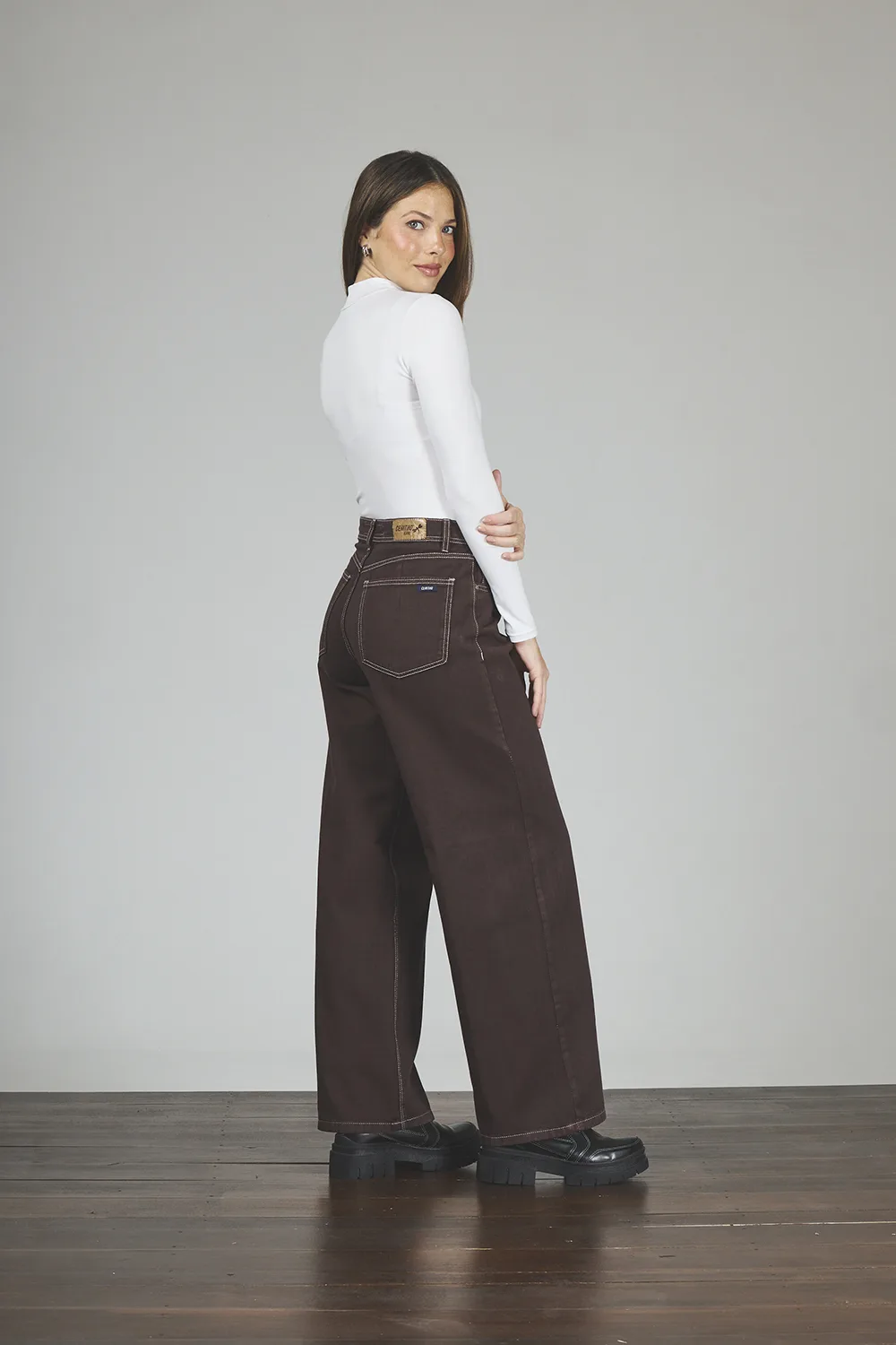 Alternative view of ART. 394 | WIDE LEG CLÁSICO CHOCOLATE RÍGIDO