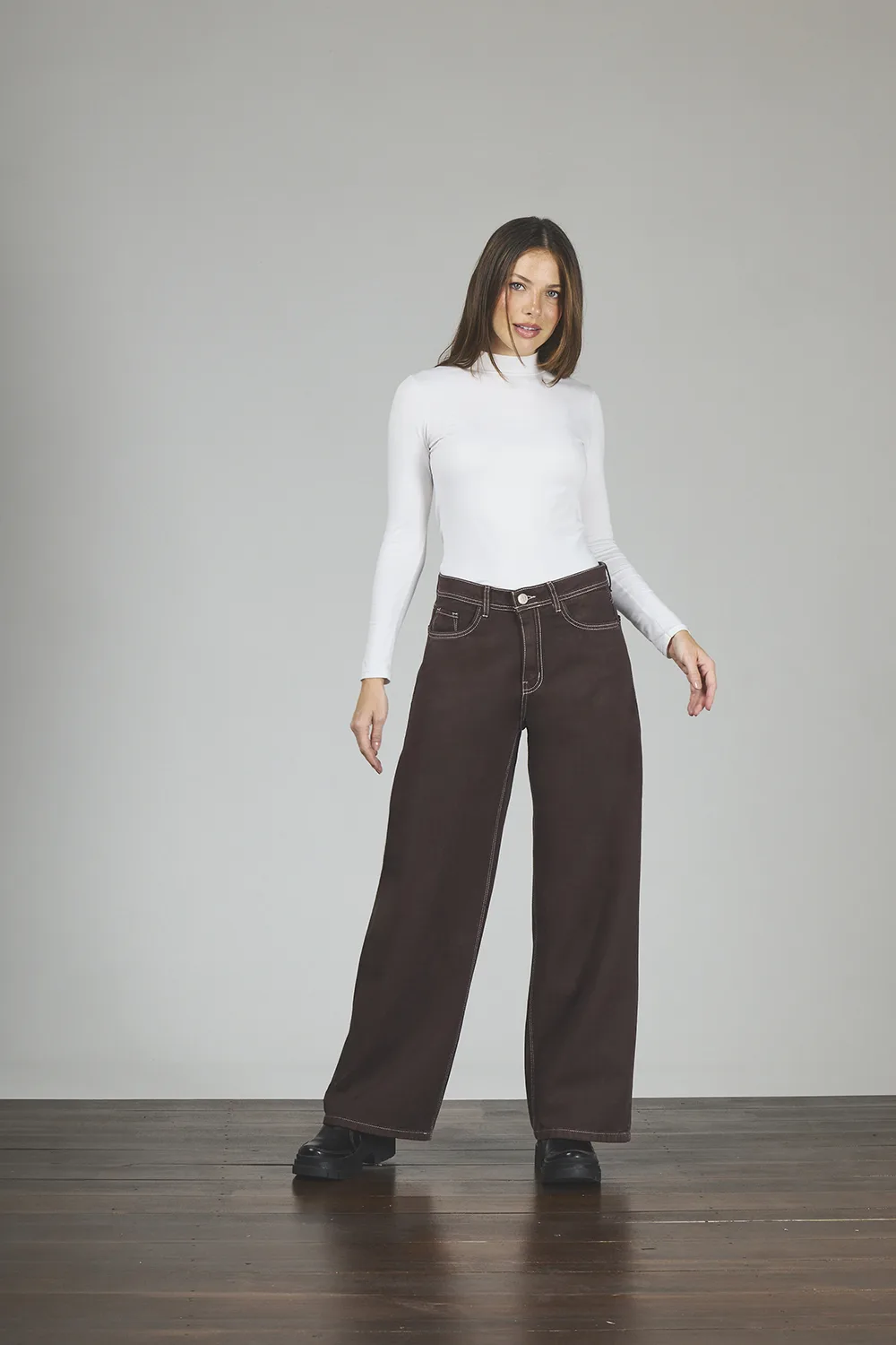 ART. 394 | WIDE LEG CLÁSICO CHOCOLATE RÍGIDO - Imagen 4