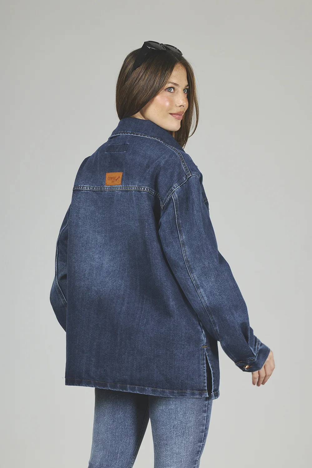 Alternative view of ART. 408 | CAMISA OVERSIZE AZUL CON ABERTURA LATERAL RÍGIDO