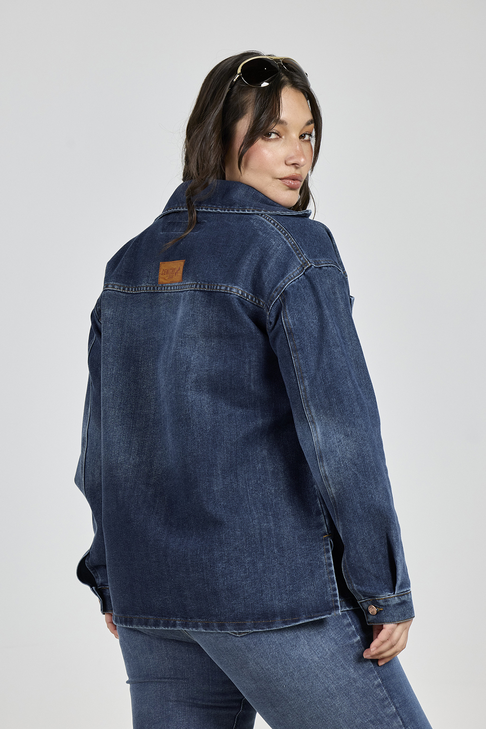 Alternative view of ART. 408 | CAMISA OVERSIZE AZUL CON ABERTURA LATERAL RÍGIDO