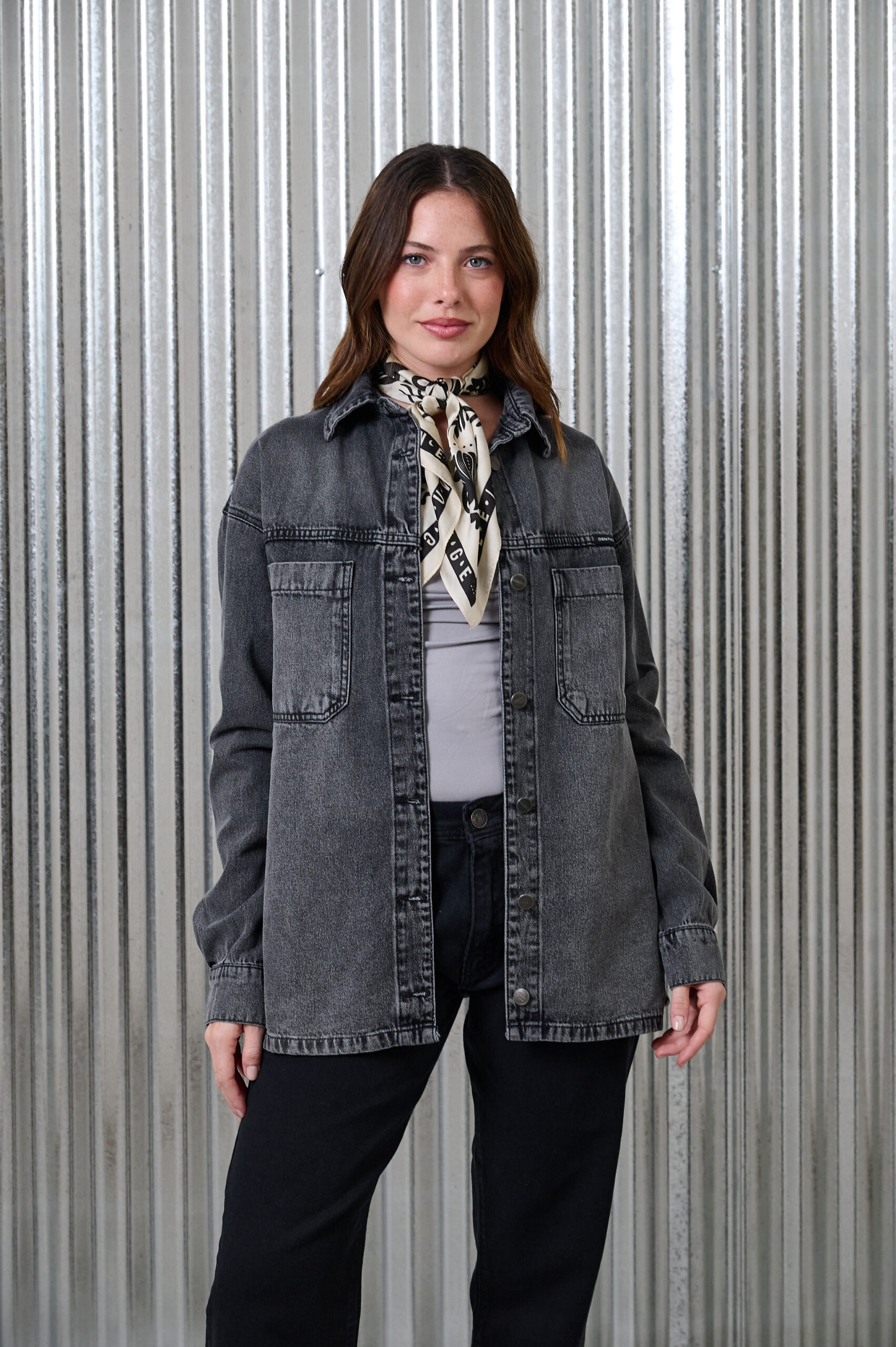 ART. 419 | CAMISA OVERSIZE GRIS CON ABERTURA LATERAL RÍGIDO