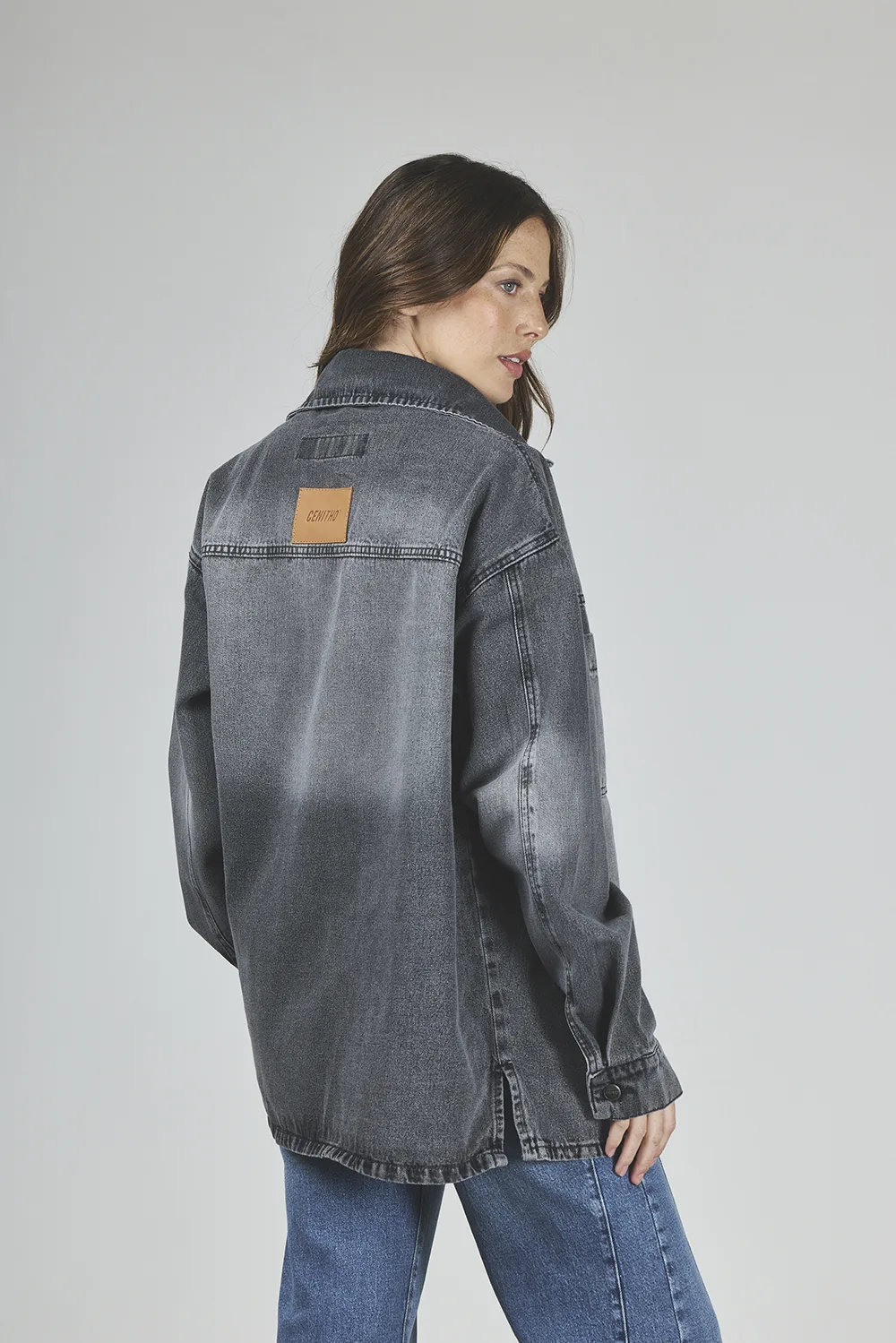 Alternative view of ART. 419 | CAMISA OVERSIZE GRIS CON ABERTURA LATERAL RÍGIDO