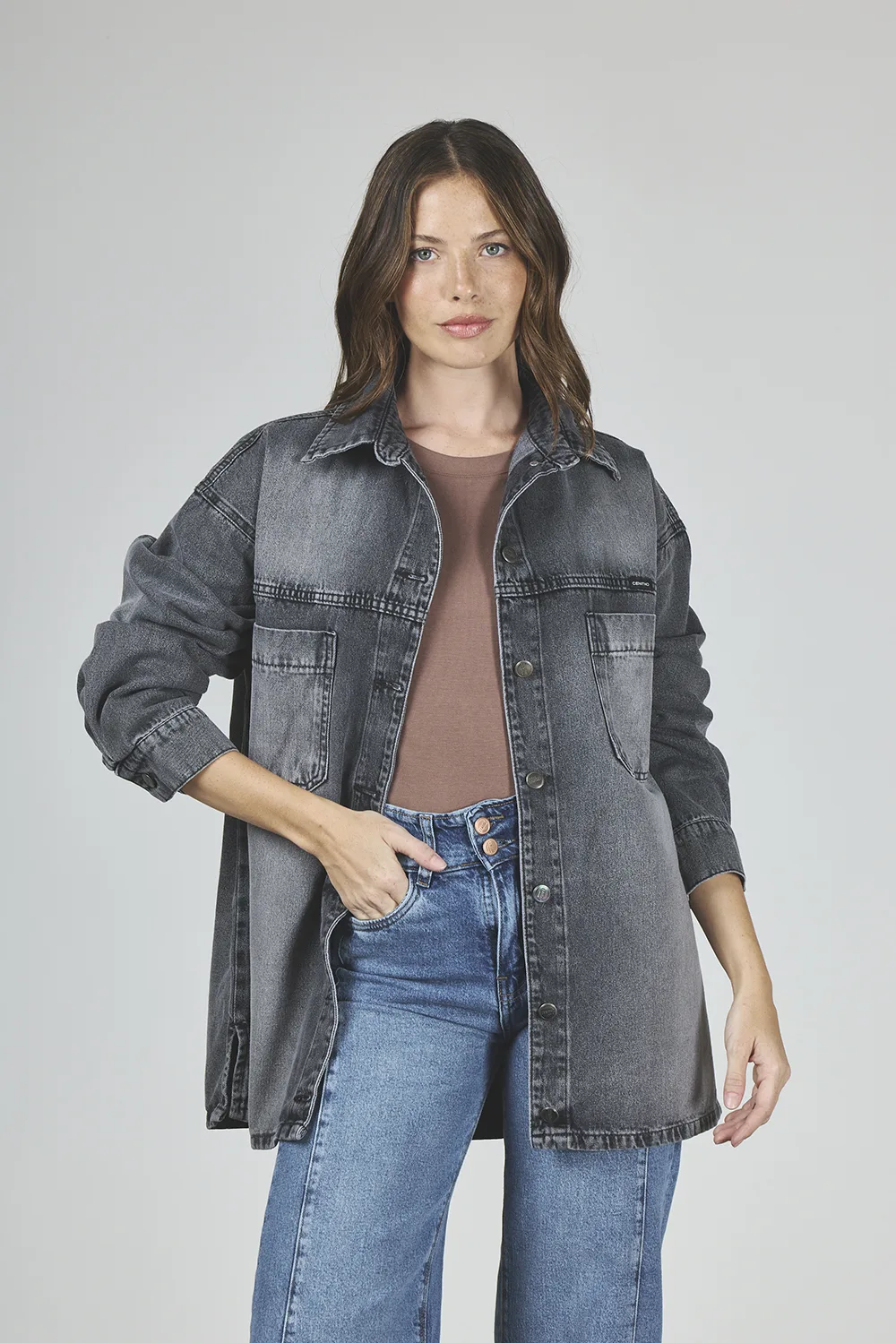 ART. 419 | CAMISA OVERSIZE GRIS CON ABERTURA LATERAL RÍGIDO - Imagen 4