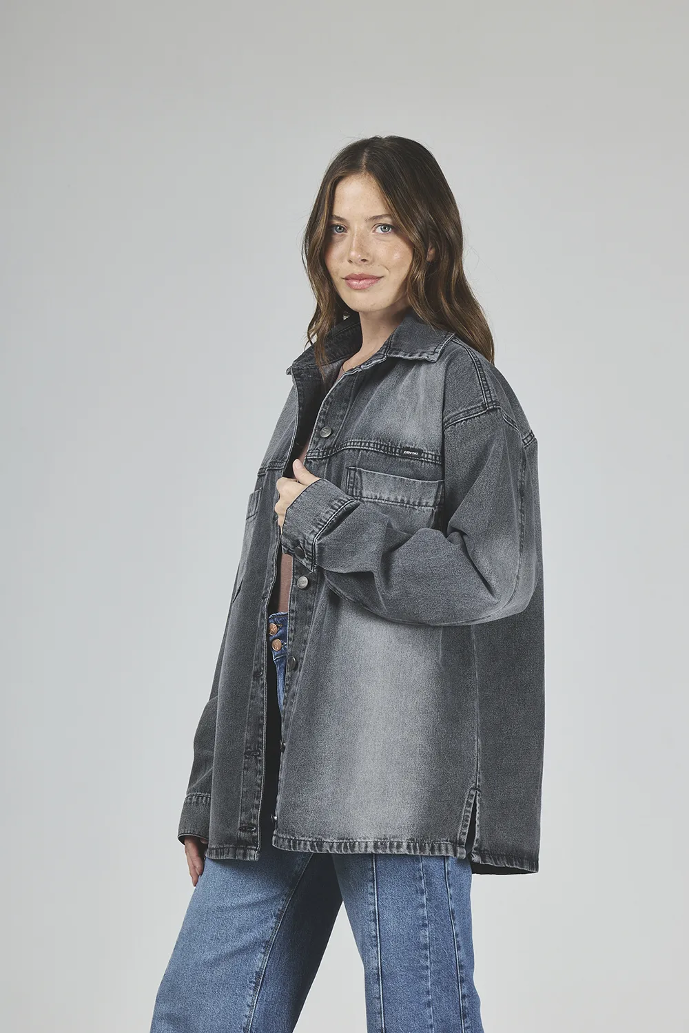 ART. 419 | CAMISA OVERSIZE GRIS CON ABERTURA LATERAL RÍGIDO - Imagen 6