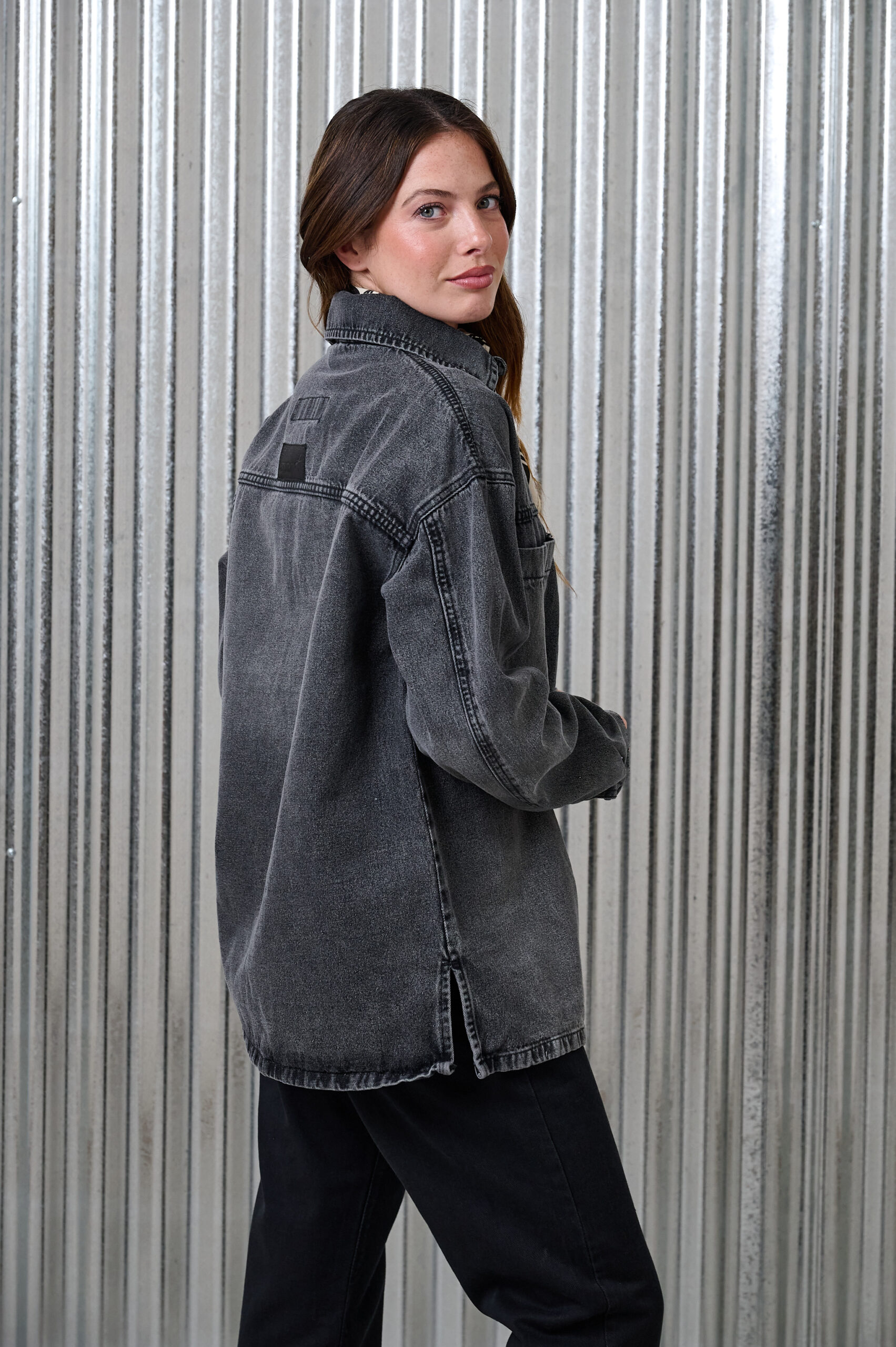 Alternative view of ART. 419 | CAMISA OVERSIZE GRIS CON ABERTURA LATERAL RÍGIDO