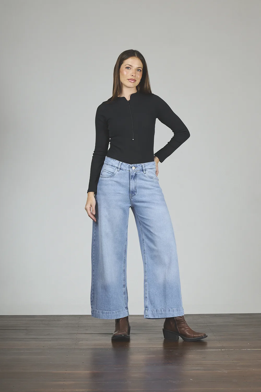 ART. 436 | CROP CLASICO CELESTE CON ROEDO RÍGIDO