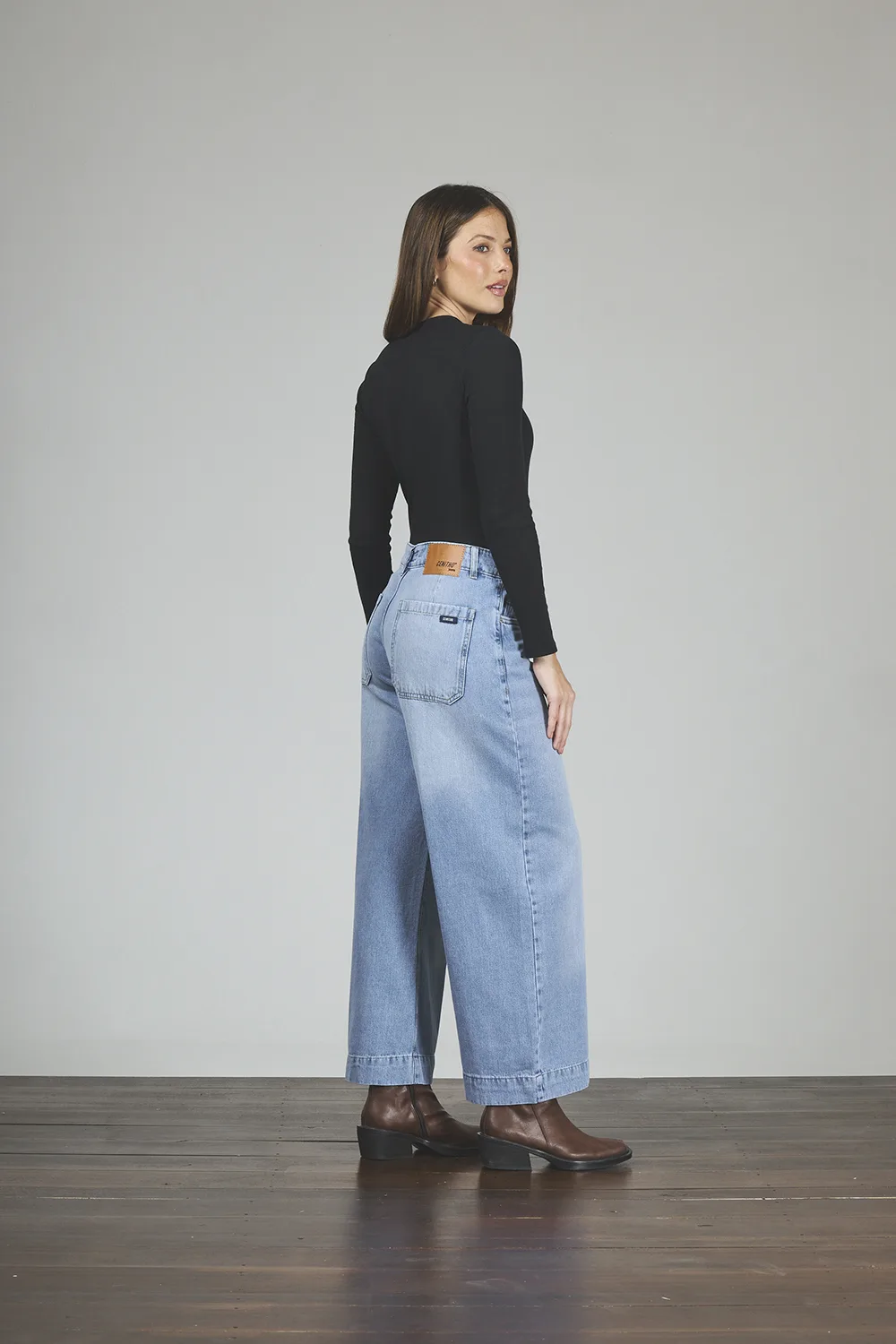 Alternative view of ART. 436 | CROP CLASICO CELESTE CON ROEDO RÍGIDO