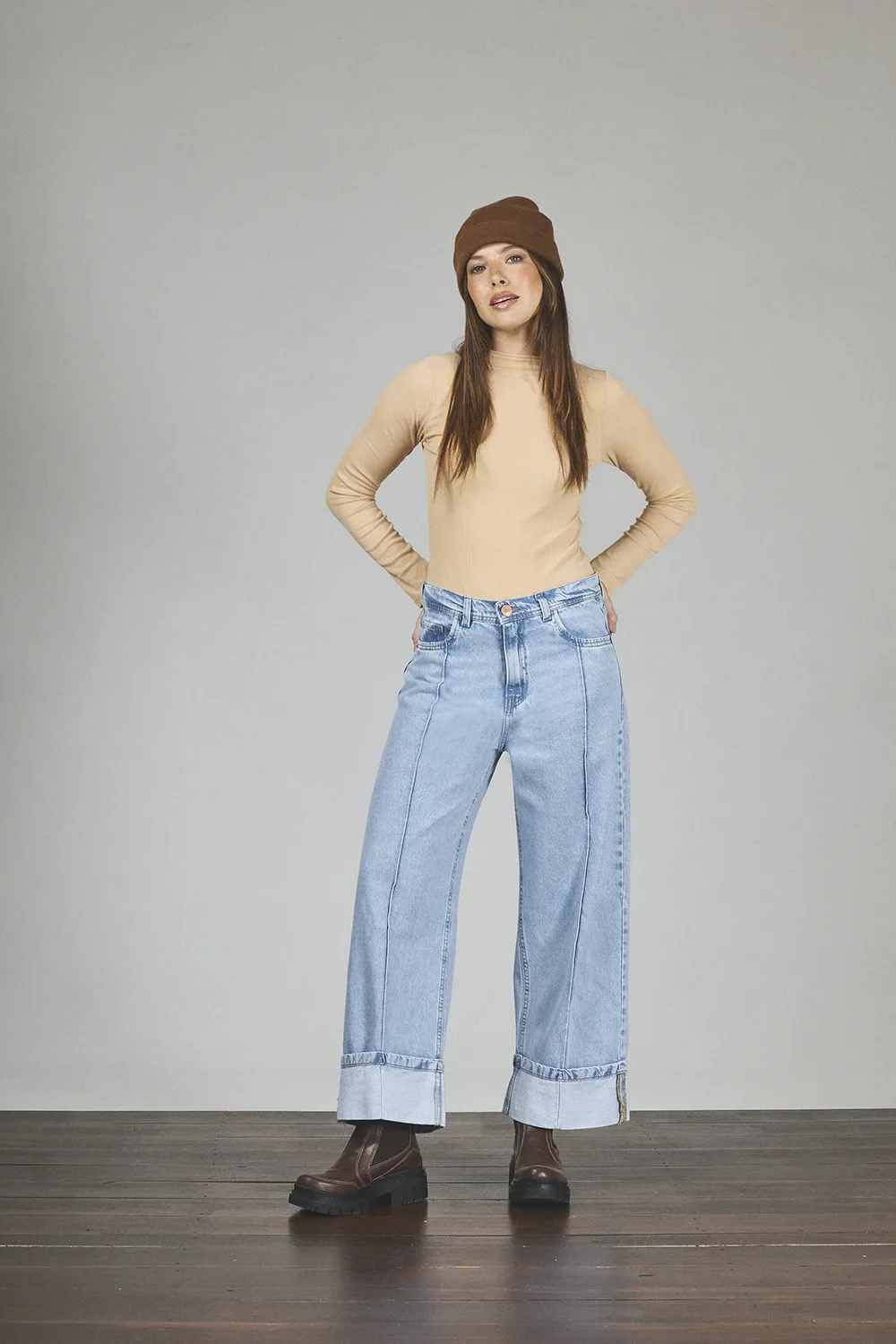 ART. 441 | CROP CELESTE CON ALFORZA BOTA REMANGADA RÍGIDO