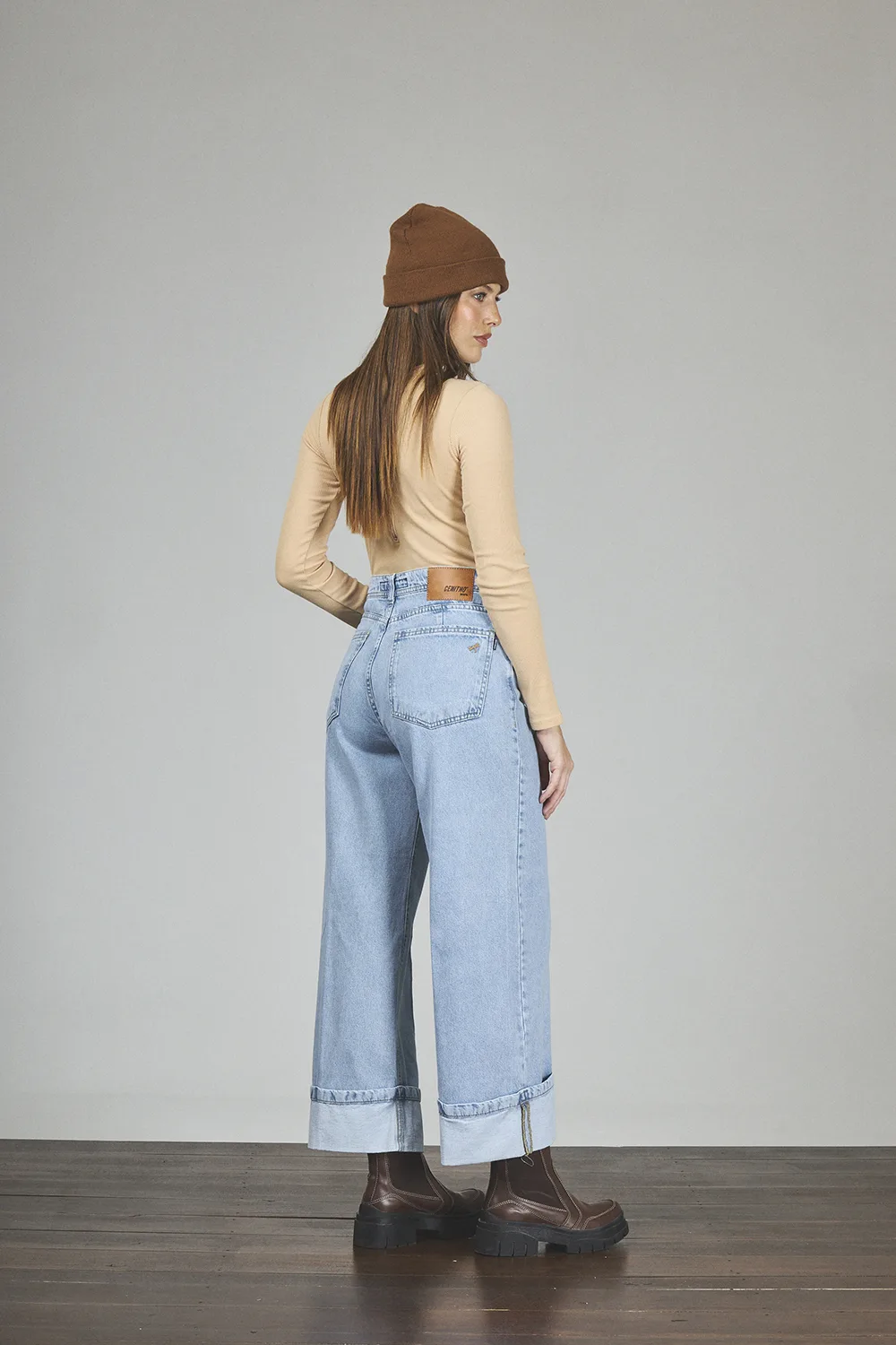 Alternative view of ART. 441 | CROP CELESTE CON ALFORZA BOTA REMANGADA RÍGIDO