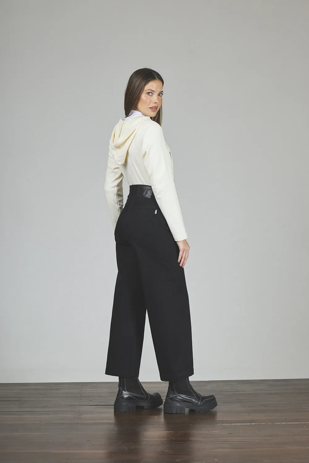 Alternative view of ART. 459 | CROP WIDE LEG NEGRO ELASTIZADO