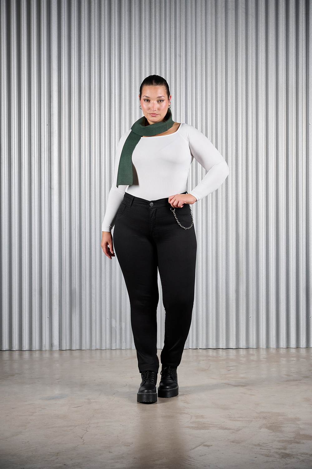 ART. 734 | JEANS NEGRO CON CADENA ELASTIZADO