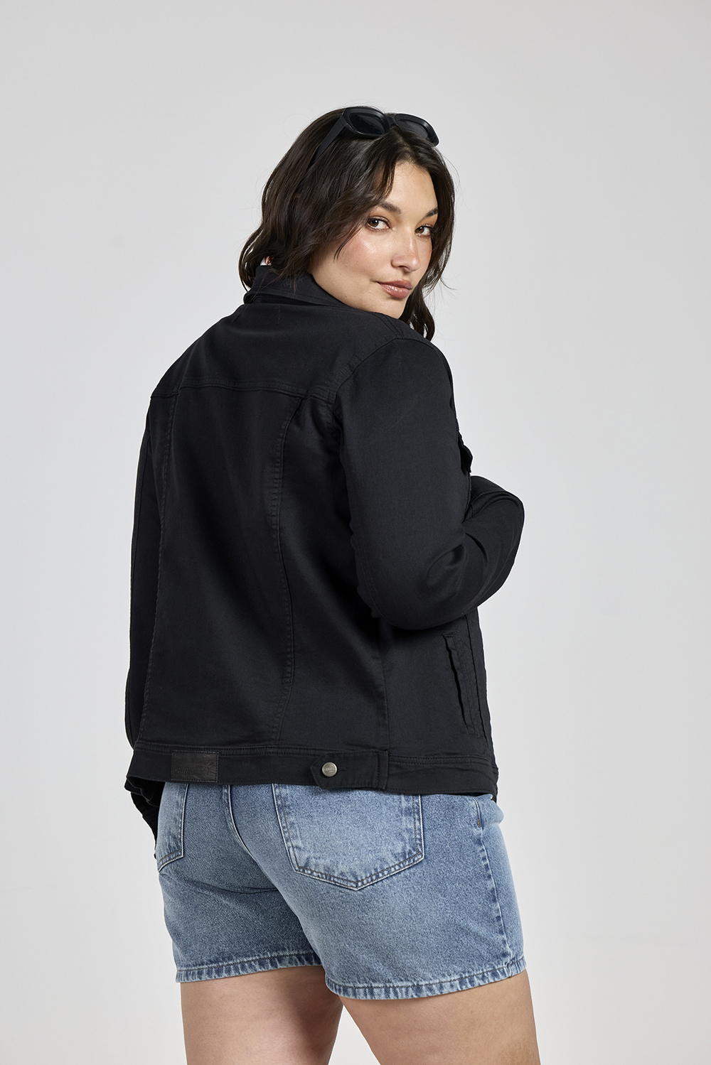 Alternative view of ART. 738 | CAMPERA CLÁSICA NEGRA ELASTIZADO