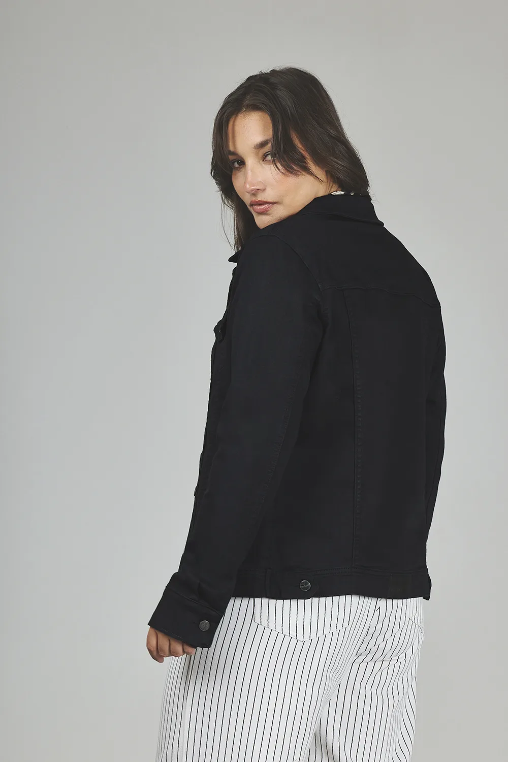 Alternative view of ART. 738 | CAMPERA CLÁSICA NEGRA ELASTIZADO