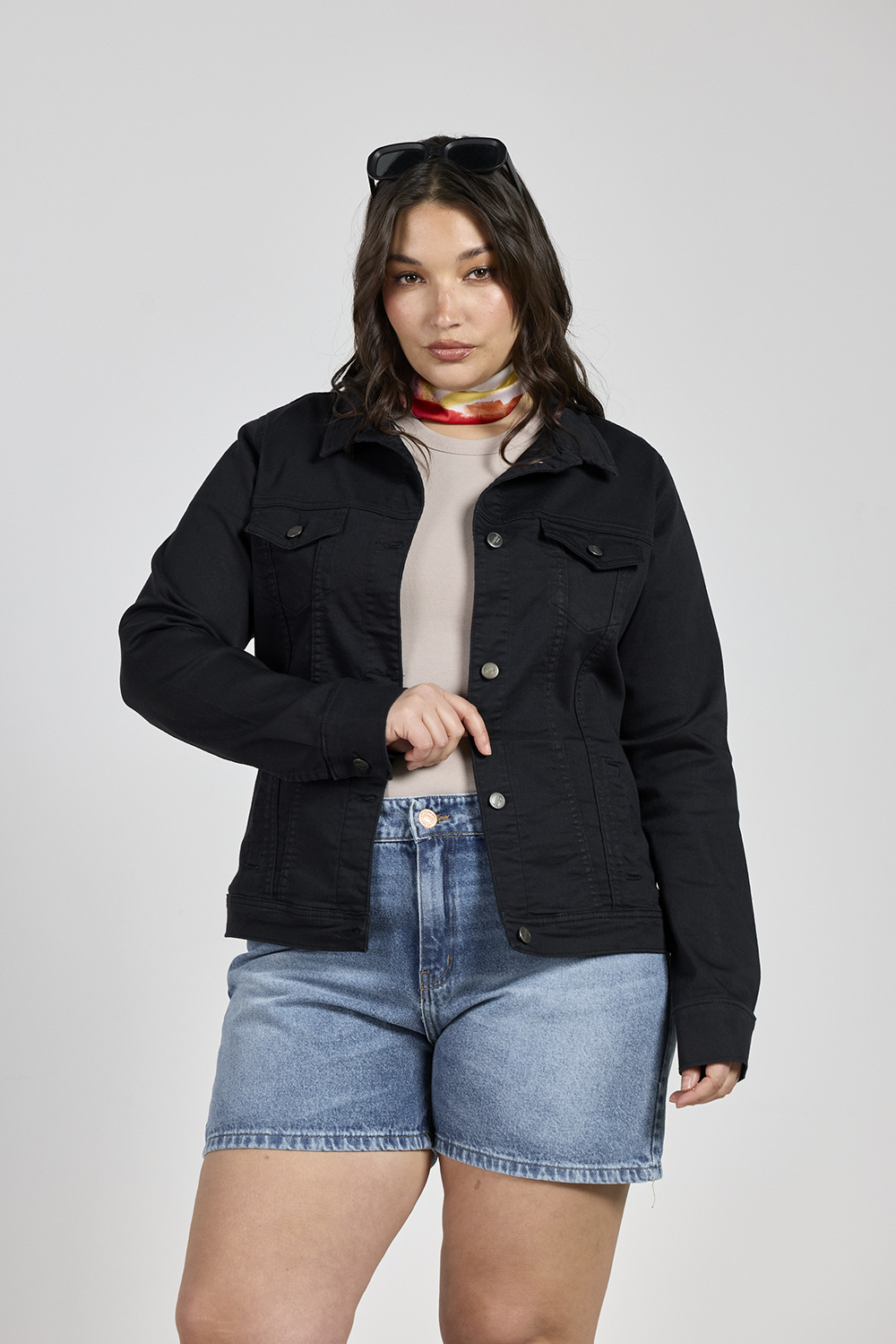 ART. 738 | CAMPERA CLÁSICA NEGRA ELASTIZADO