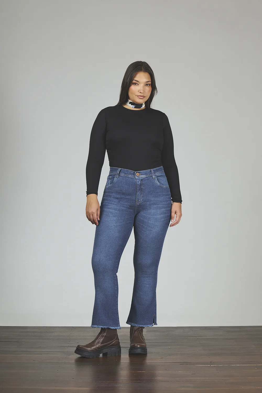 ART. 796 | CROP SEMI OXFORD STONE CON TAJO EN BOTA ELASTIZADO