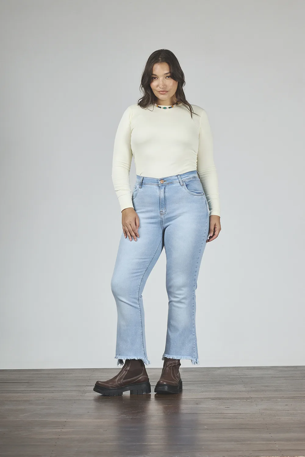 ART. 822 | CROP SEMI OXFORD CELESTE CLÁSICO DEFLECADO ELASTIZADO