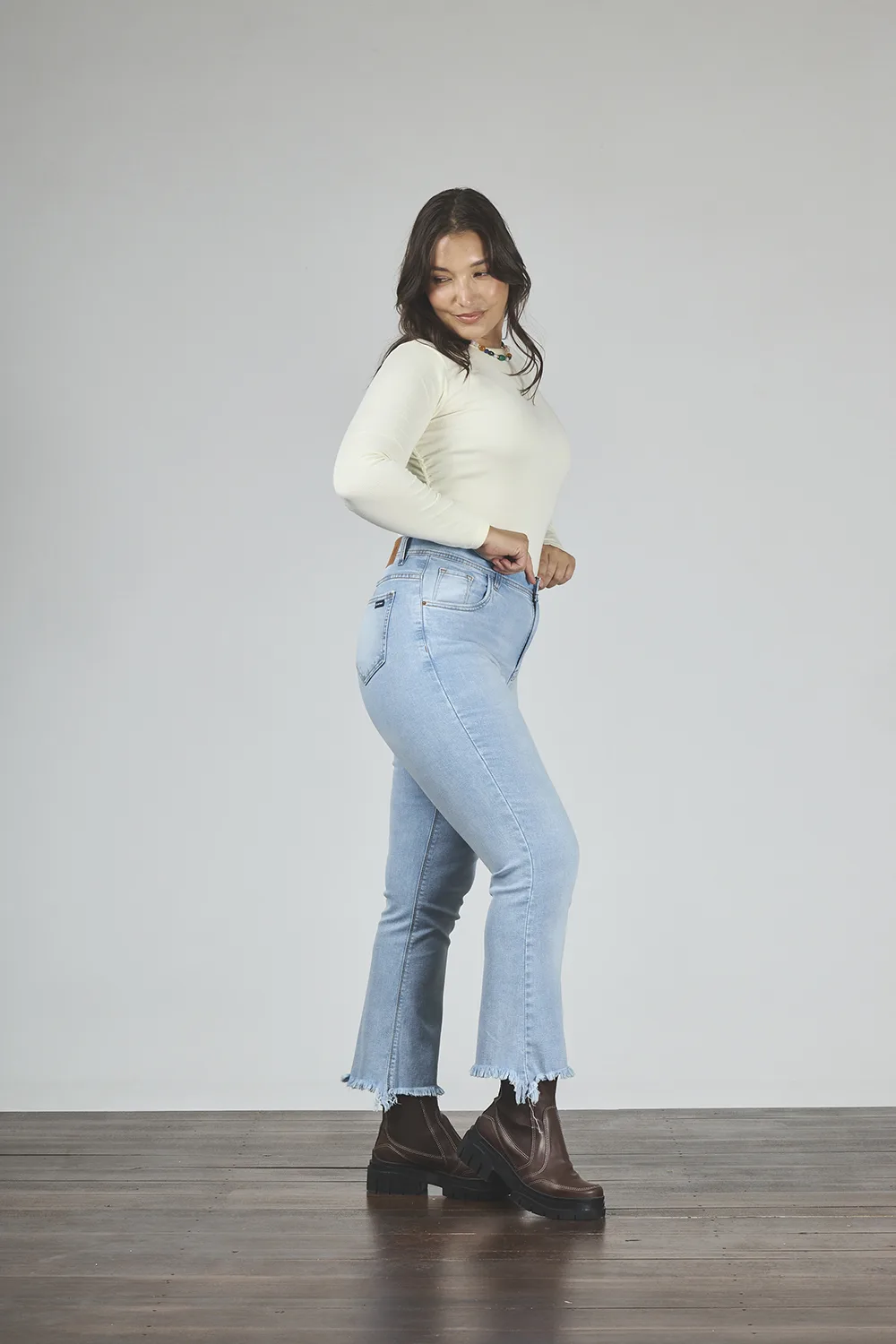 ART. 822 | CROP SEMI OXFORD CELESTE CLÁSICO DEFLECADO ELASTIZADO - Imagen 4