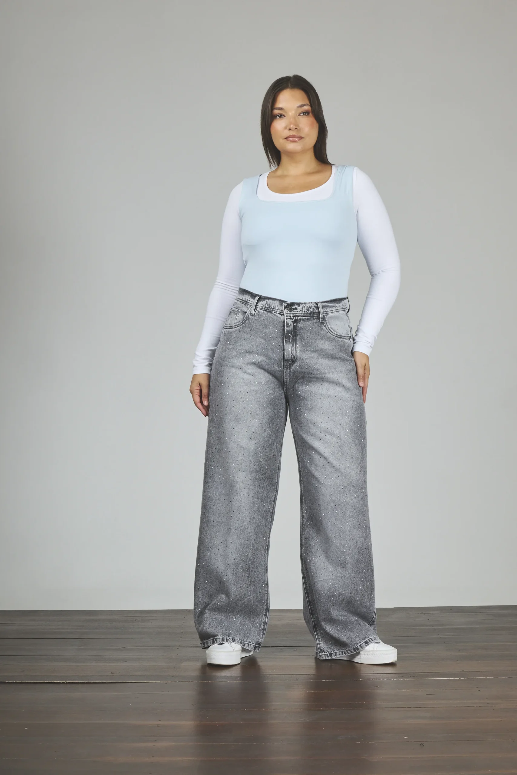 ART. 853 | WIDE LEG GRIS CON STRASS RÍGIDO