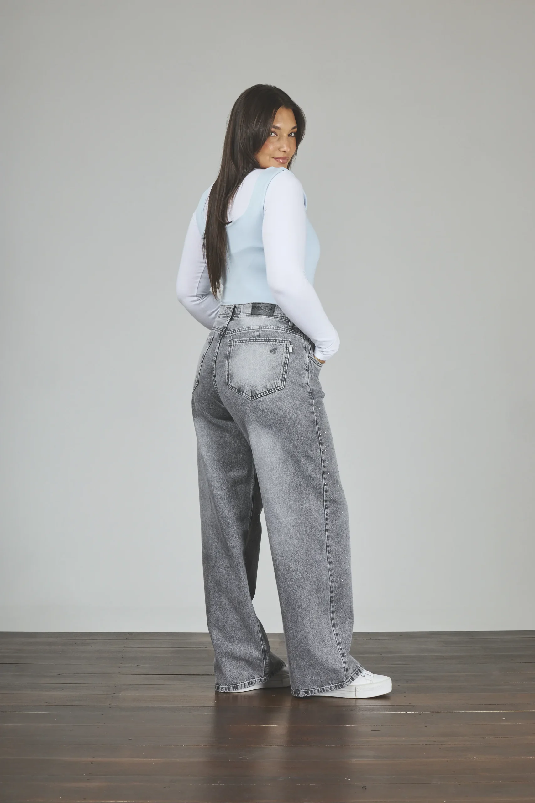 Alternative view of ART. 853 | WIDE LEG GRIS CON STRASS RÍGIDO