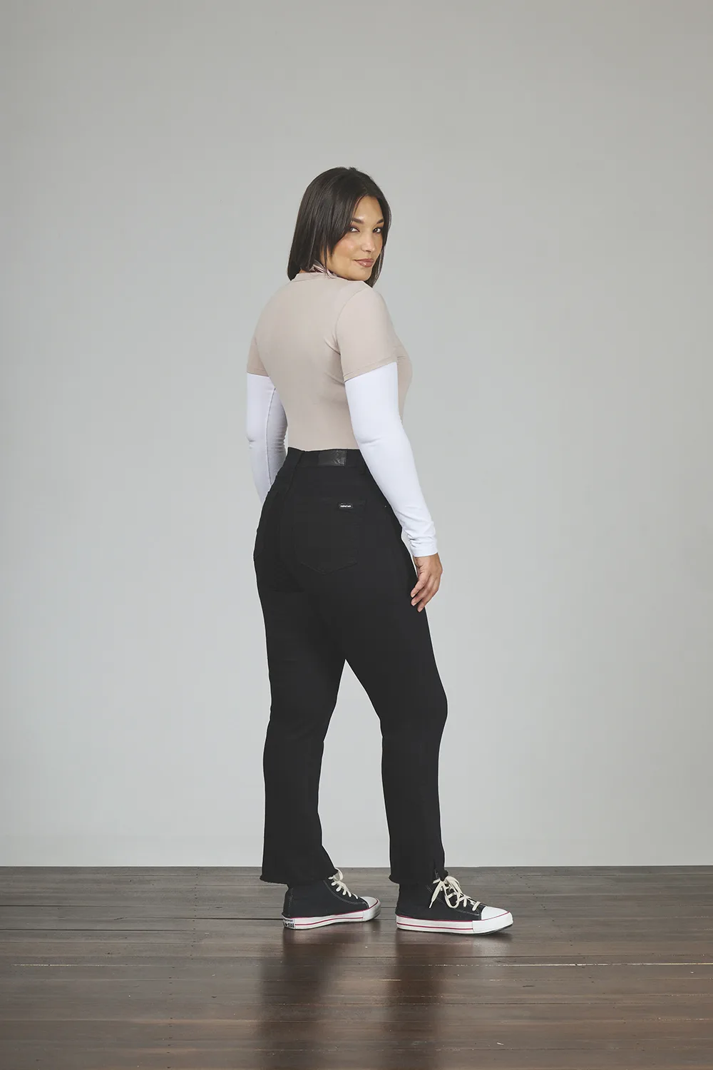 Alternative view of ART. 858 | CROP SEMI OXFORD NEGRO ABERTURA BOTA DEFLECADO ELASTIZADO