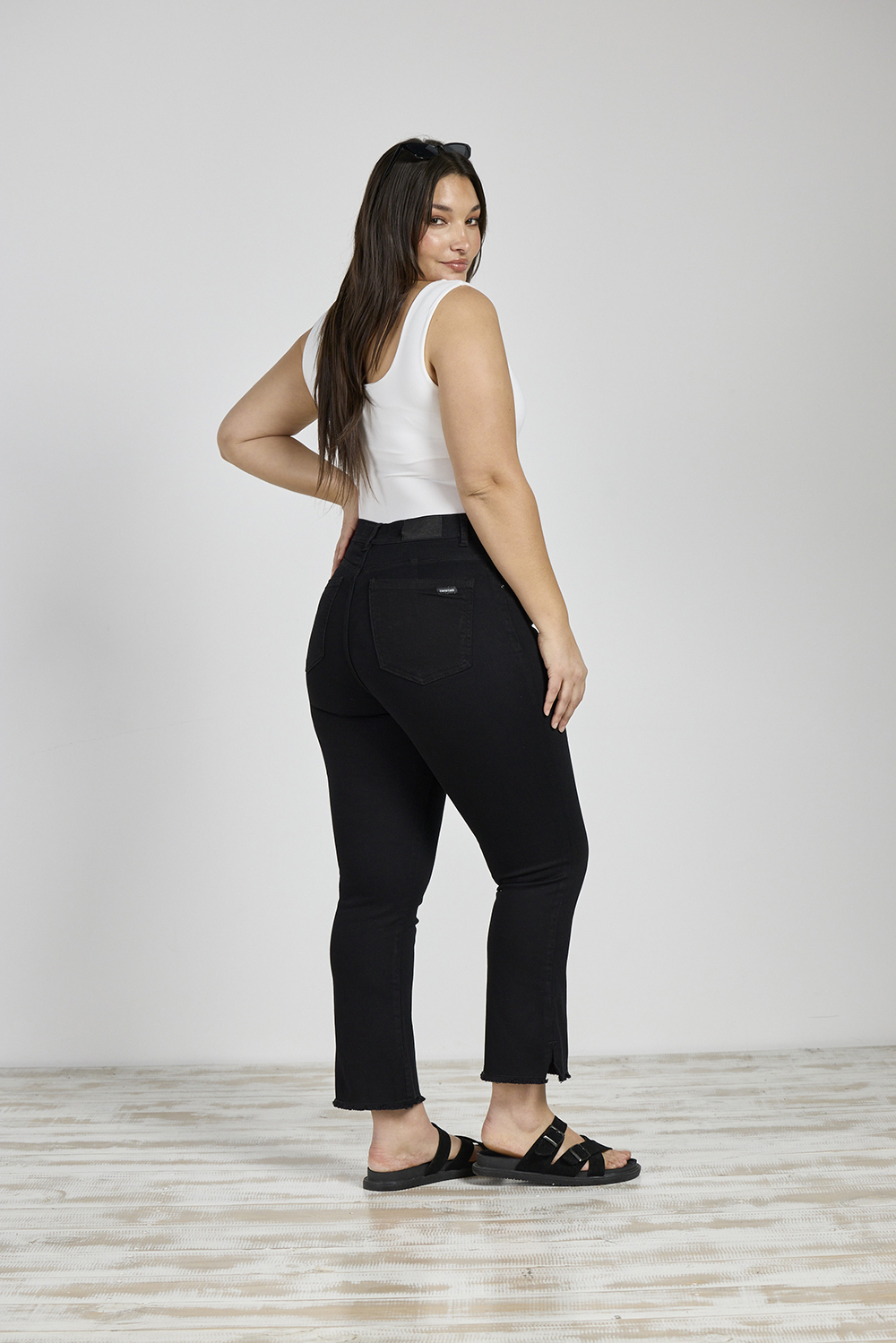 Alternative view of ART. 858 | CROP SEMI OXFORD NEGRO ABERTURA BOTA DEFLECADO ELASTIZADO