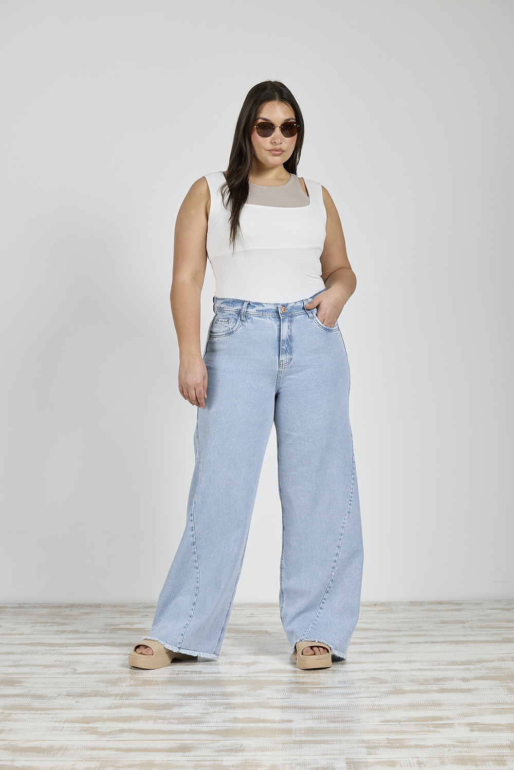 ART. 878 | WIDE LEG CELESTE CON RECORTE DEFLECADO RÍGIDO