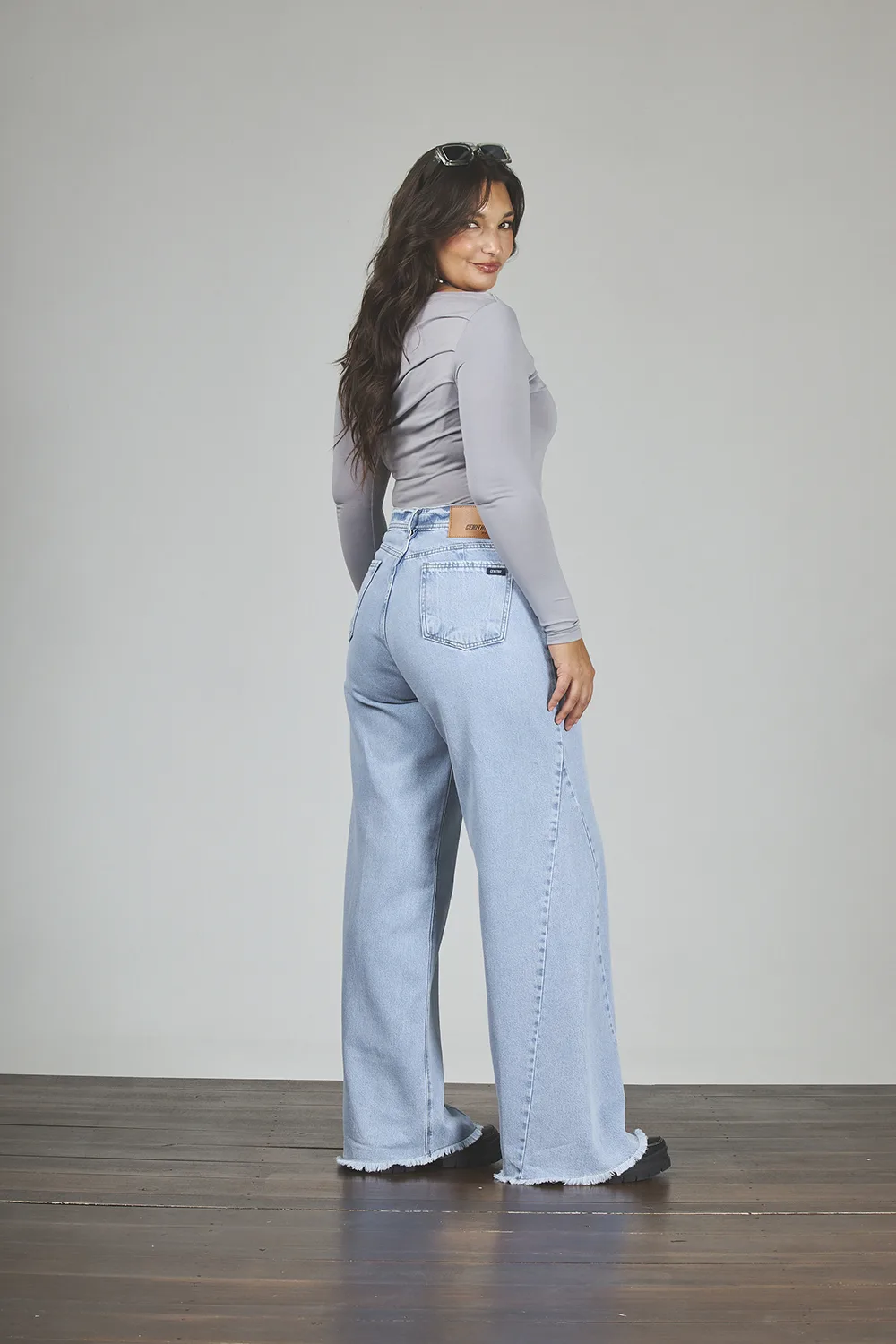 Alternative view of ART. 878 | WIDE LEG CELESTE CON RECORTE DEFLECADO RÍGIDO