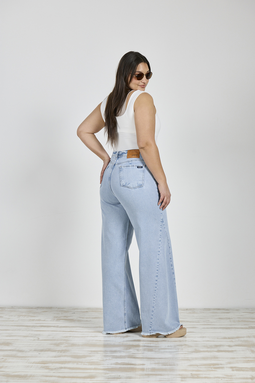 Alternative view of ART. 878 | WIDE LEG CELESTE CON RECORTE DEFLECADO RÍGIDO