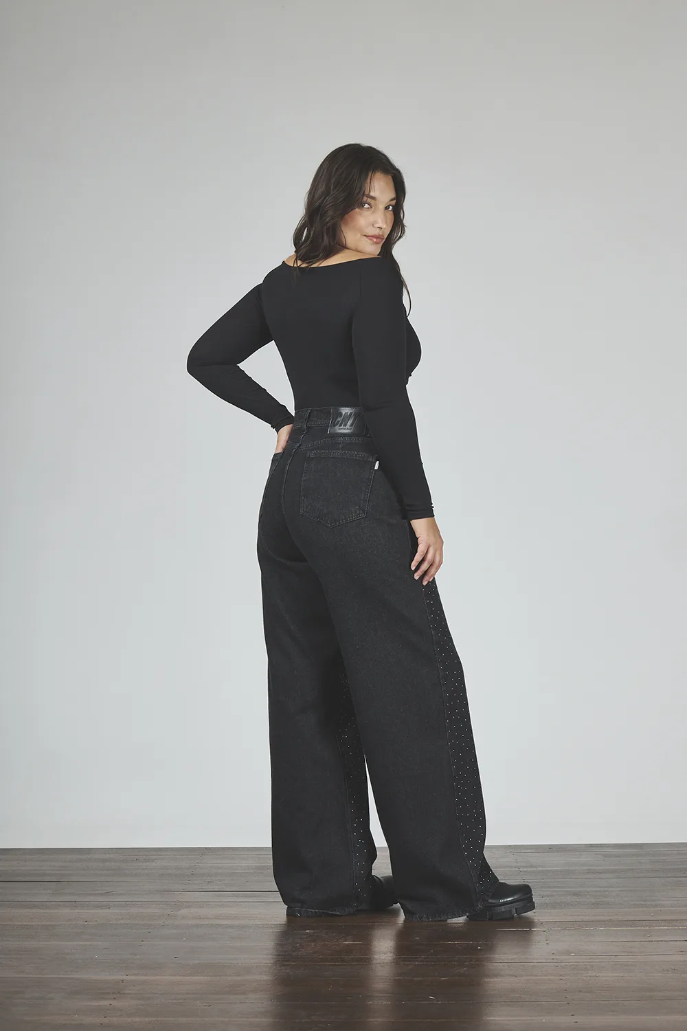 Alternative view of ART. 882 | WIDE LEG NEGRO CON STRAS RÍGIDO