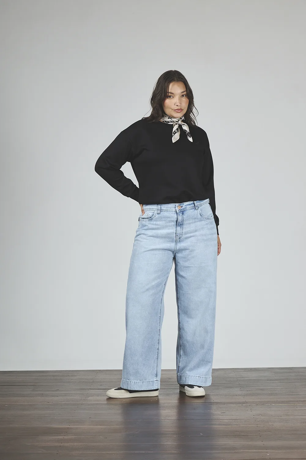 ART. 894 | WIDE LEG CROP CELESTE CON RUEDO RÍGIDO