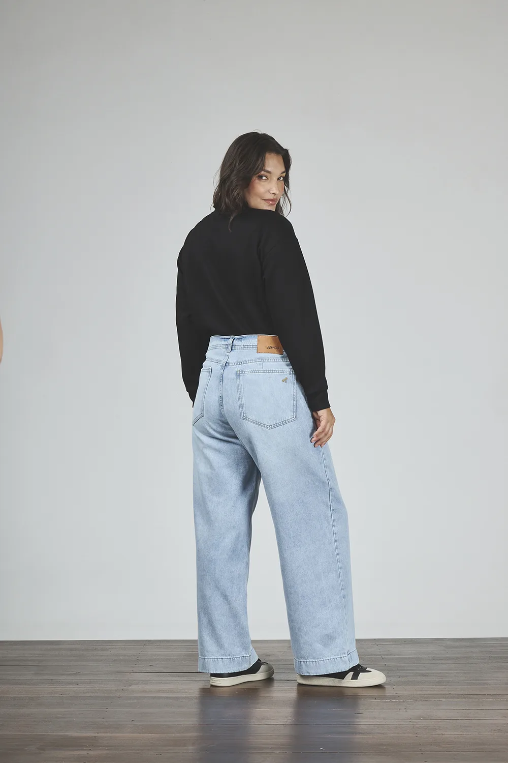 Alternative view of ART. 894 | WIDE LEG CROP CELESTE CON RUEDO RÍGIDO